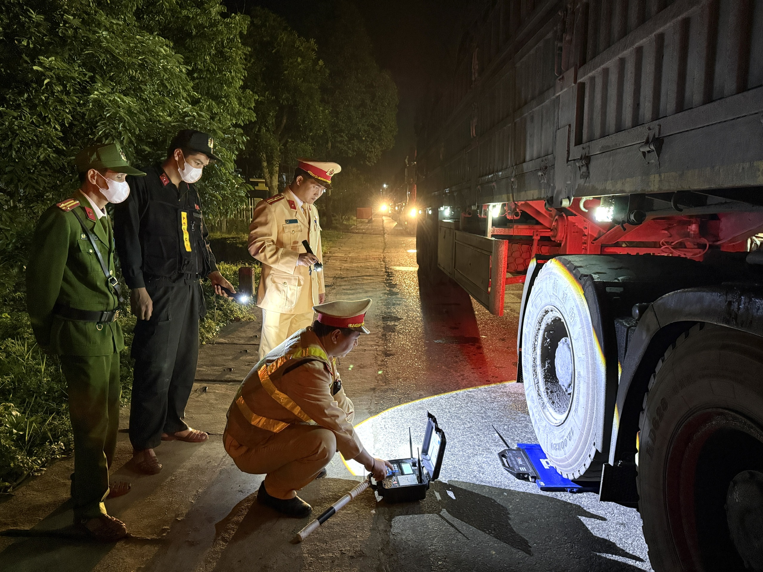 Huế xử lý hàng trăm trường hợp vi phạm nồng độ cồn, tốc độ- Ảnh 1.