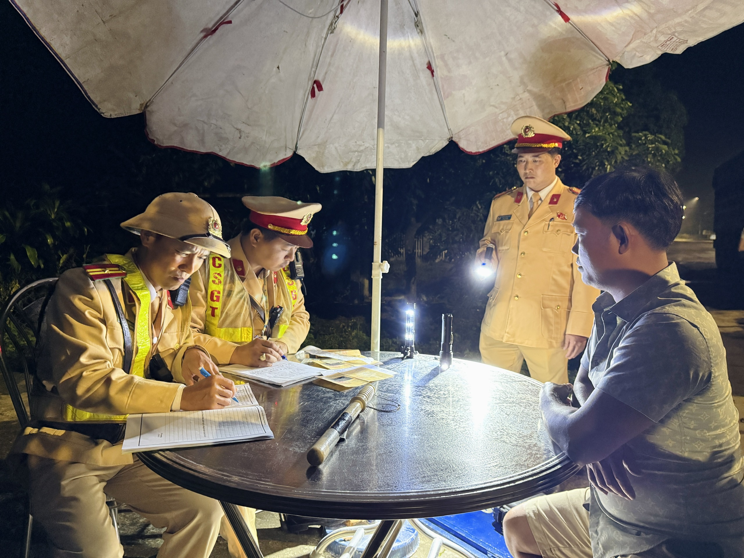 Huế xử lý hàng trăm trường hợp vi phạm nồng độ cồn, tốc độ- Ảnh 2.