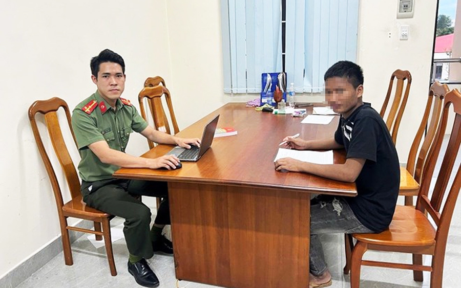 Ép nữ sinh quỳ xin lỗi khi đòi lại đồ rơi, tạm giữ hình sự Phương Thị Nga - Ảnh 2.