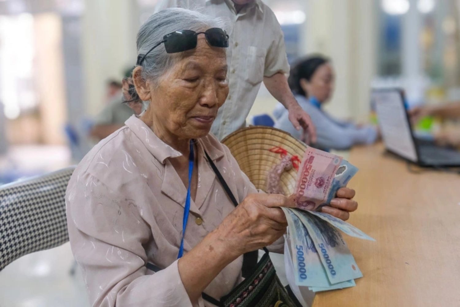 Tin vui cho những người hưởng trợ cấp xã hội tại Hà Nội, được tăng mức hưởng từ ngày 1/1/2026- Ảnh 1.