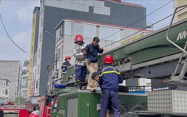 Cháy chợ Xanh lúc rạng sáng, nhiều lực lượng được huy động khẩn cấp- Ảnh 1.