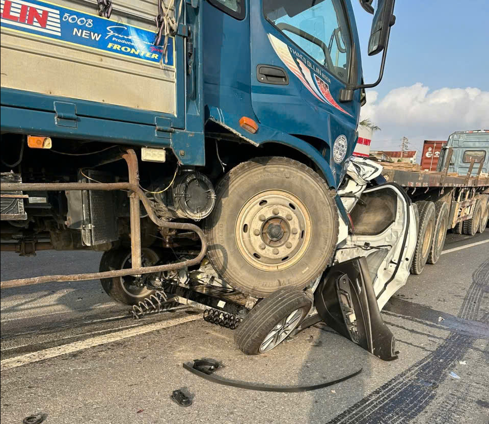 Tai nạn liên hoàn trên QL5, 2 người tử vong, nhiều phương tiện hư hỏng- Ảnh 2.