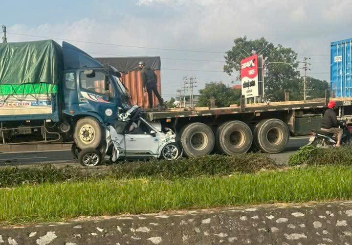 Tai nạn liên hoàn trên QL5, 2 người tử vong, nhiều phương tiện hư hỏng- Ảnh 1.