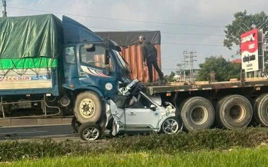 Tai nạn liên hoàn trên QL5, 2 người tử vong, nhiều phương tiện hư hỏng