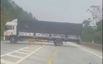 Xử phạt xe biển xanh 80A đi ngược chiều trên cao tốc Nội Bài - Lào Cai- Ảnh 2.