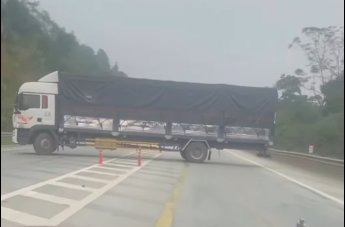 Xe tải quay đầu trên cao tốc Nội Bài – Lào Cai, tài xế bị phạt 35 triệu đồng- Ảnh 1.