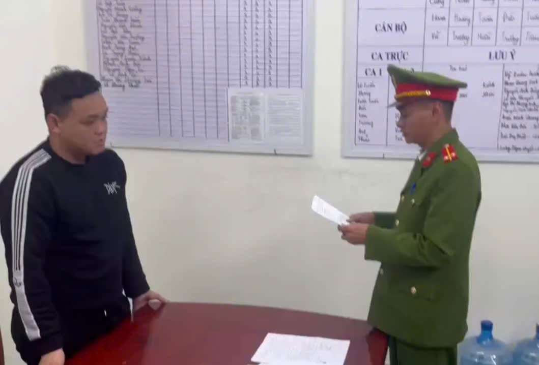 Mua ứng dụng ngân hàng giả rồi lừa tiền nhiều người- Ảnh 1. Mua ứng dụng ngân hàng giả rồi lừa tiền nhiều người- Ảnh 1.