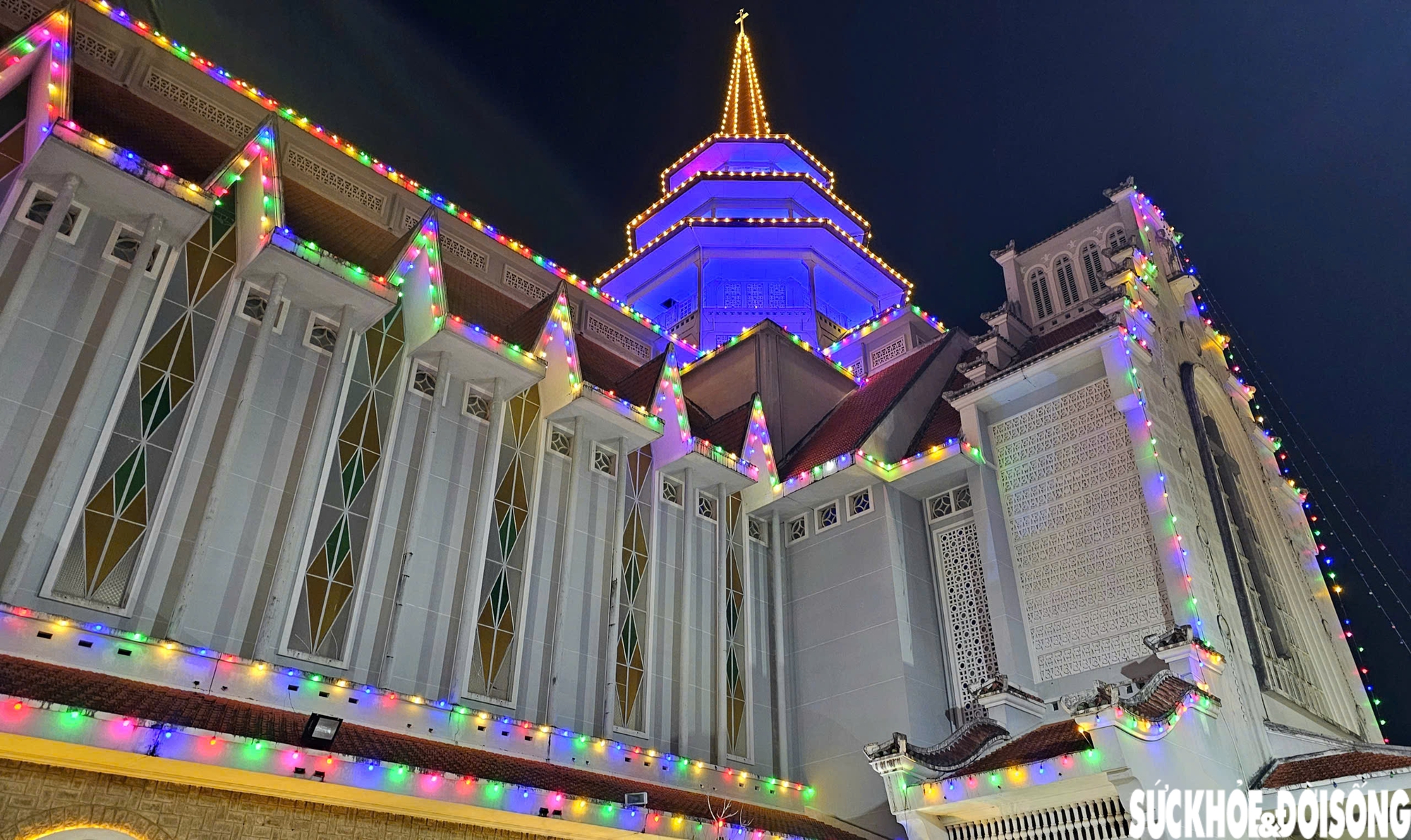Ngắm nhà thờ lớn ở Huế rực sáng trong ánh đèn dịp Giáng sinh- Ảnh 1.