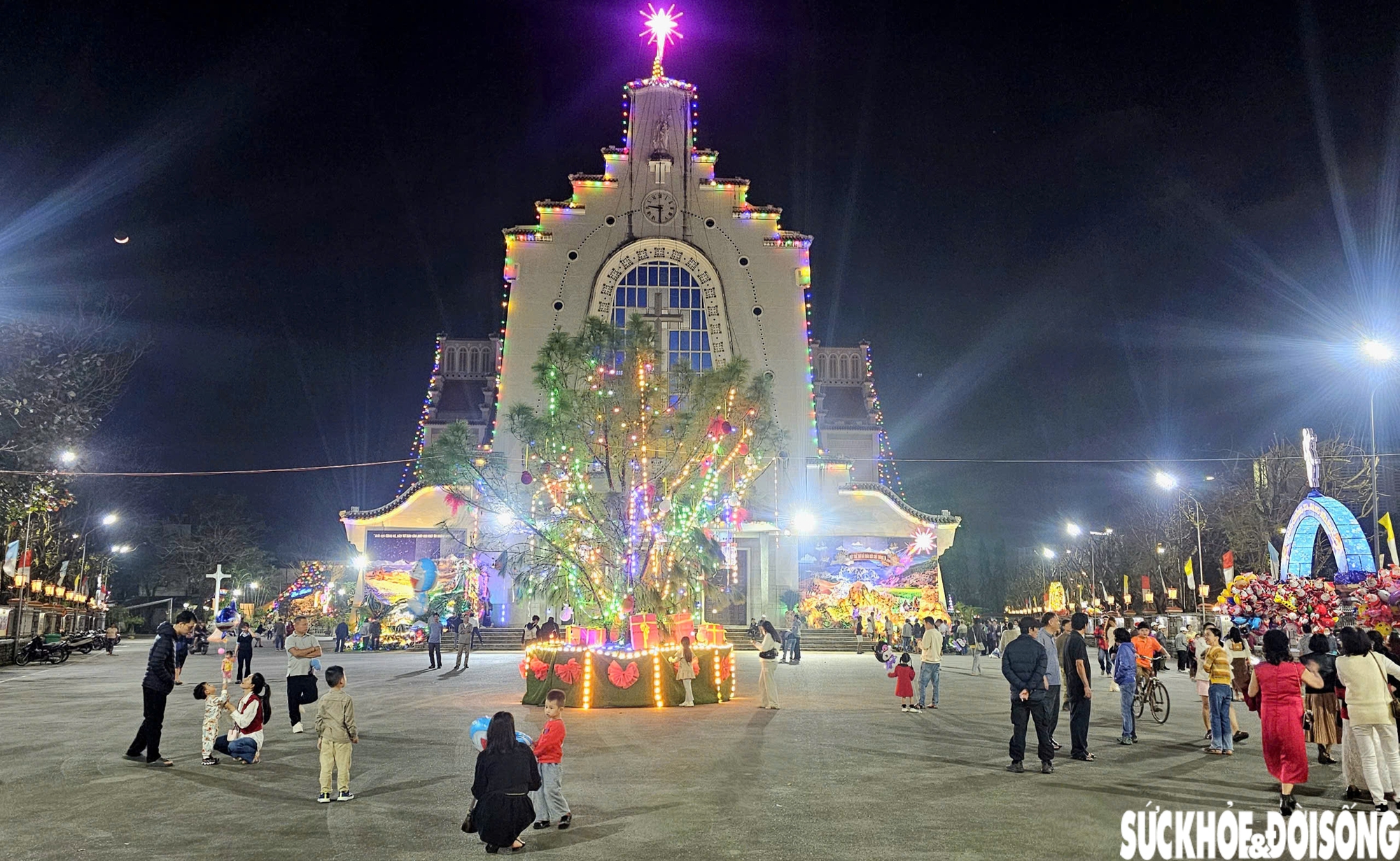 Ngắm nhà thờ lớn ở Huế rực sáng trong ánh đèn dịp Giáng sinh- Ảnh 2.