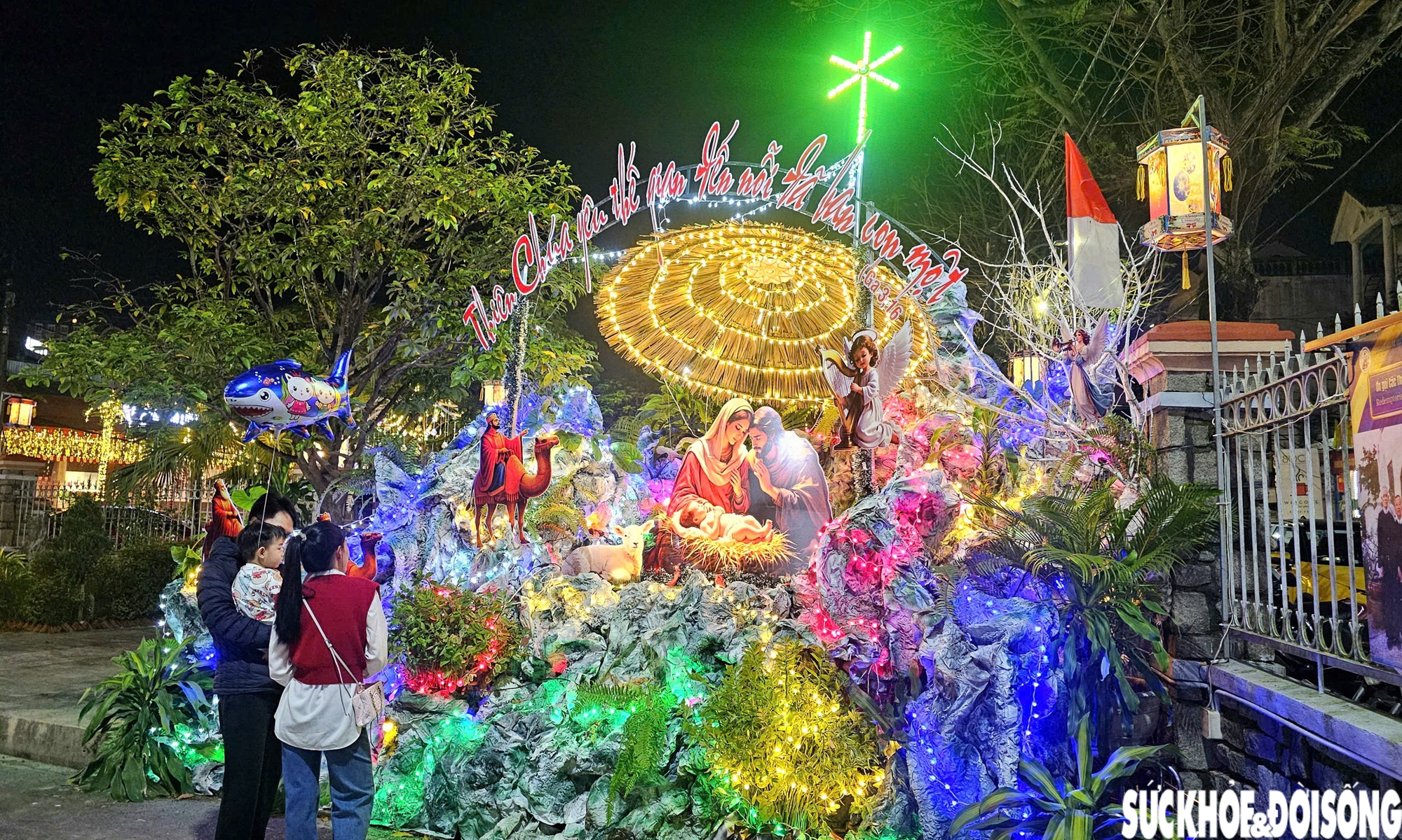 Ngắm nhà thờ lớn ở Huế rực sáng trong ánh đèn dịp Giáng sinh- Ảnh 5.