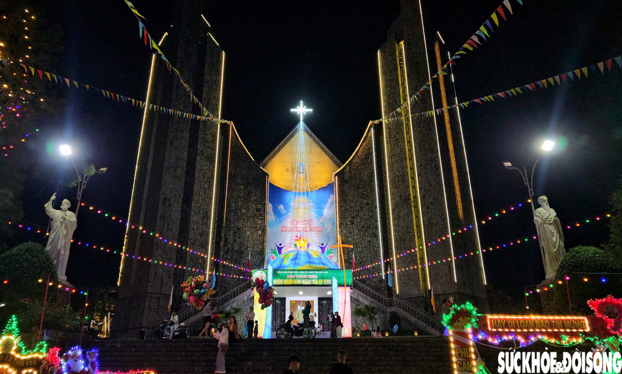 Ngắm nhà thờ lớn ở Huế rực sáng trong ánh đèn dịp Giáng sinh- Ảnh 8.