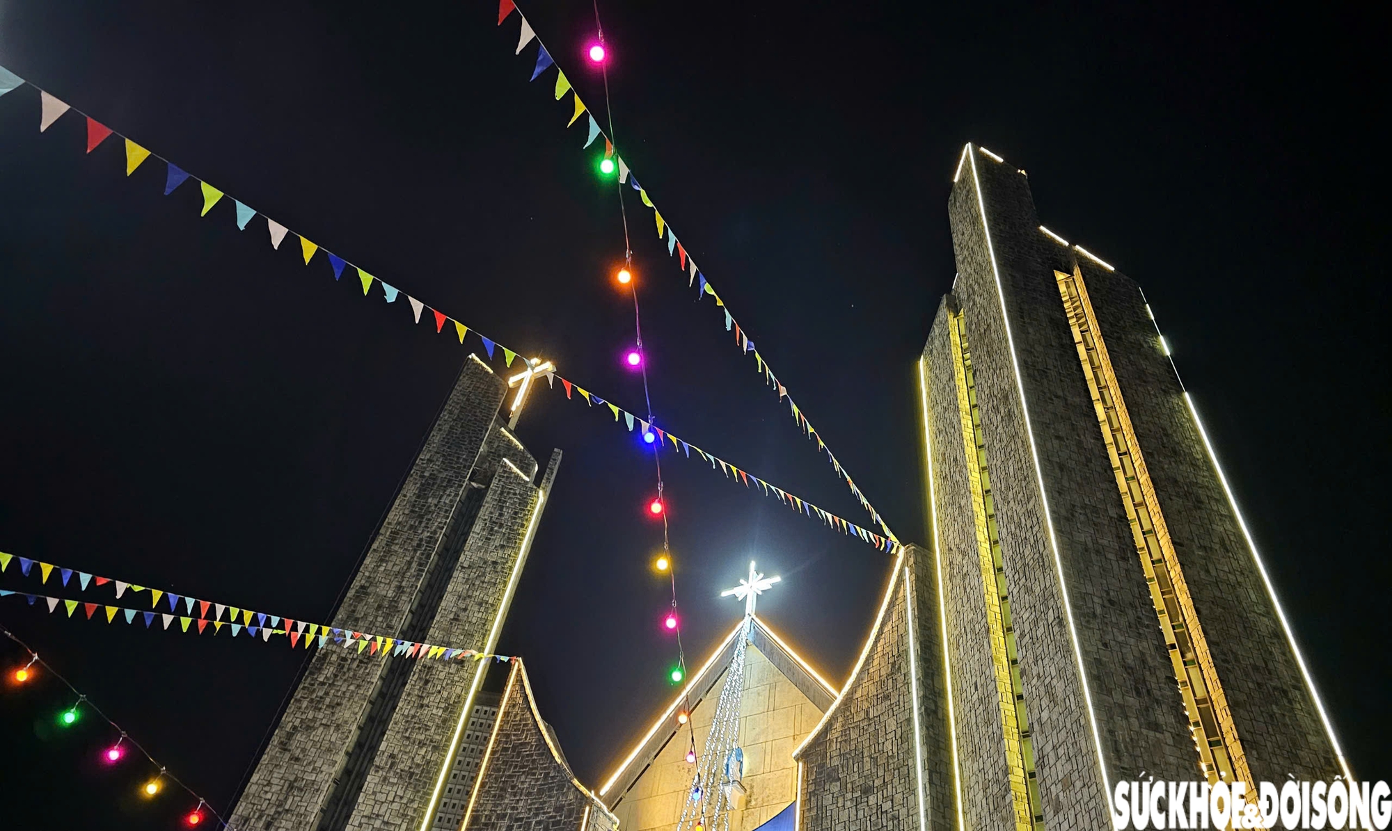 Ngắm nhà thờ lớn ở Huế rực sáng trong ánh đèn dịp Giáng sinh- Ảnh 9.