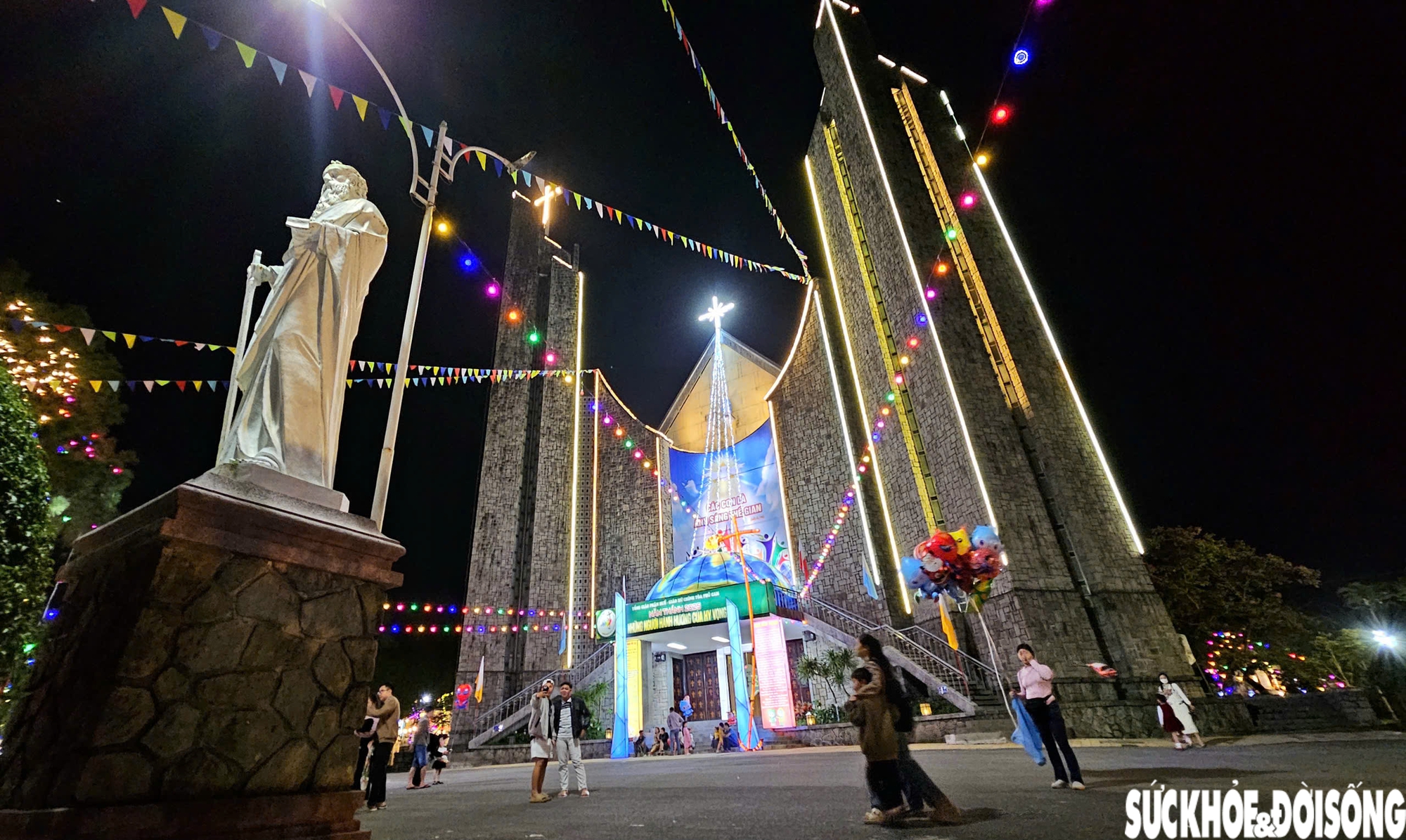 Ngắm nhà thờ lớn ở Huế rực sáng trong ánh đèn dịp Giáng sinh- Ảnh 13.