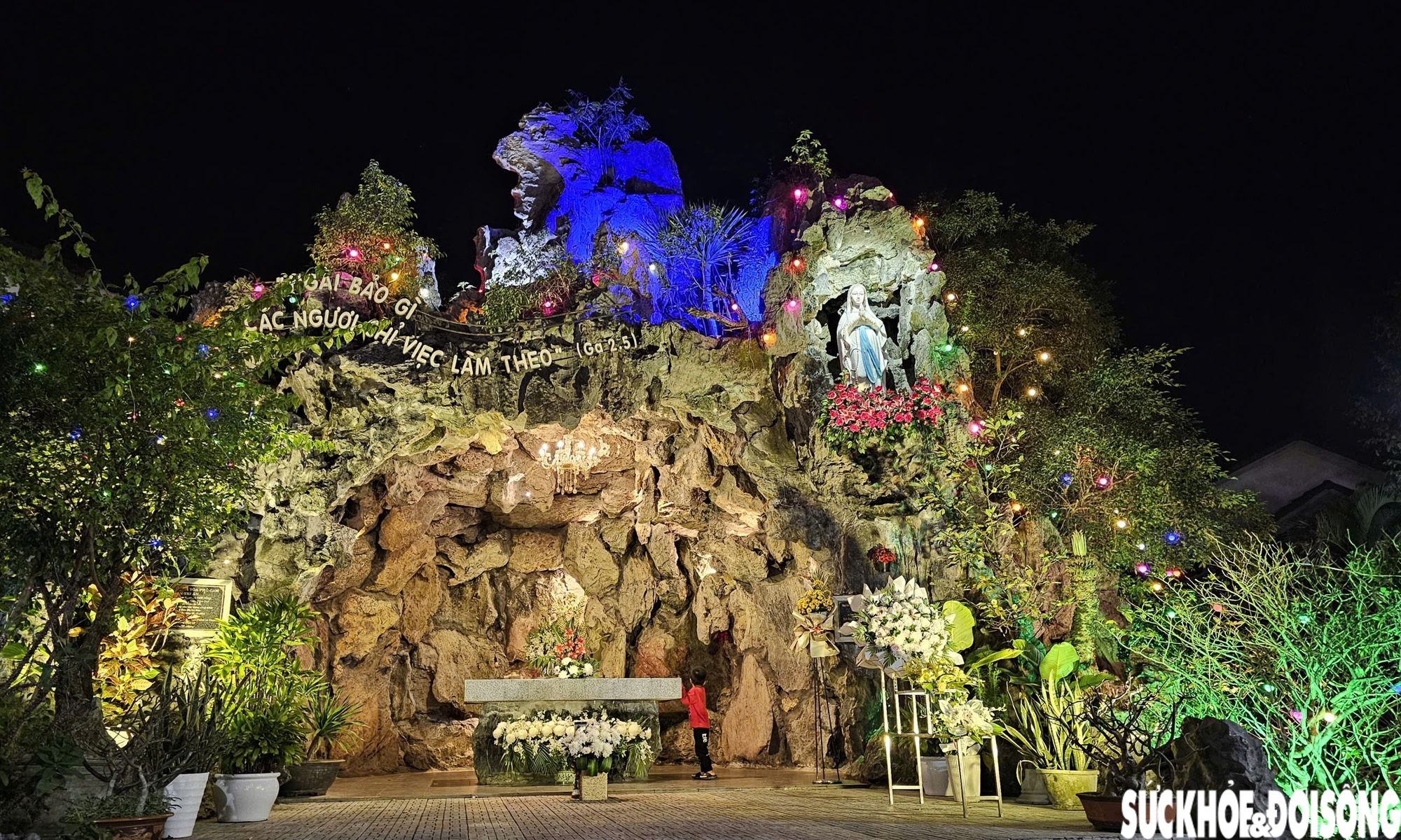 Ngắm nhà thờ lớn ở Huế rực sáng trong ánh đèn dịp Giáng sinh- Ảnh 10.