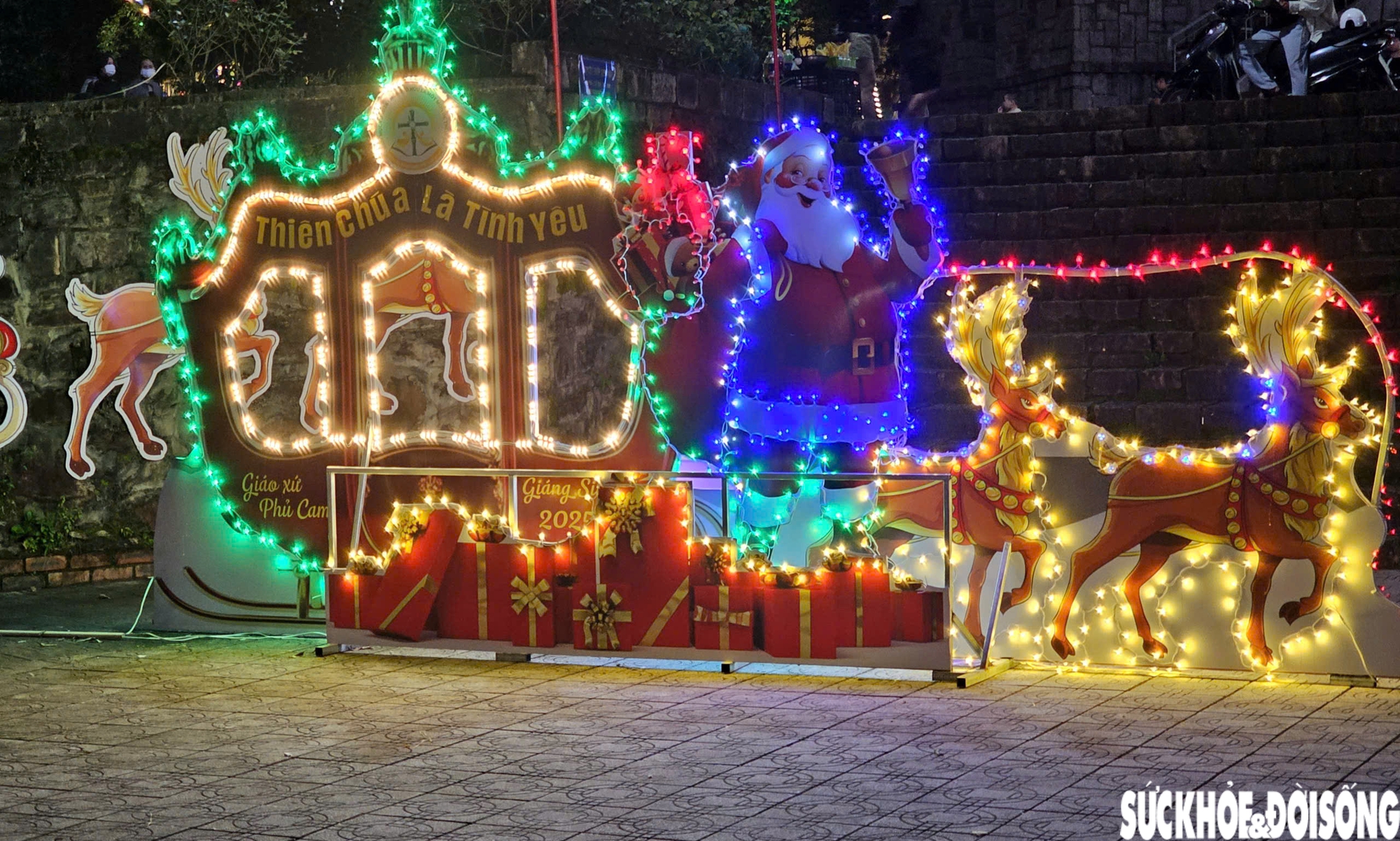 Ngắm nhà thờ lớn ở Huế rực sáng trong ánh đèn dịp Giáng sinh- Ảnh 11.