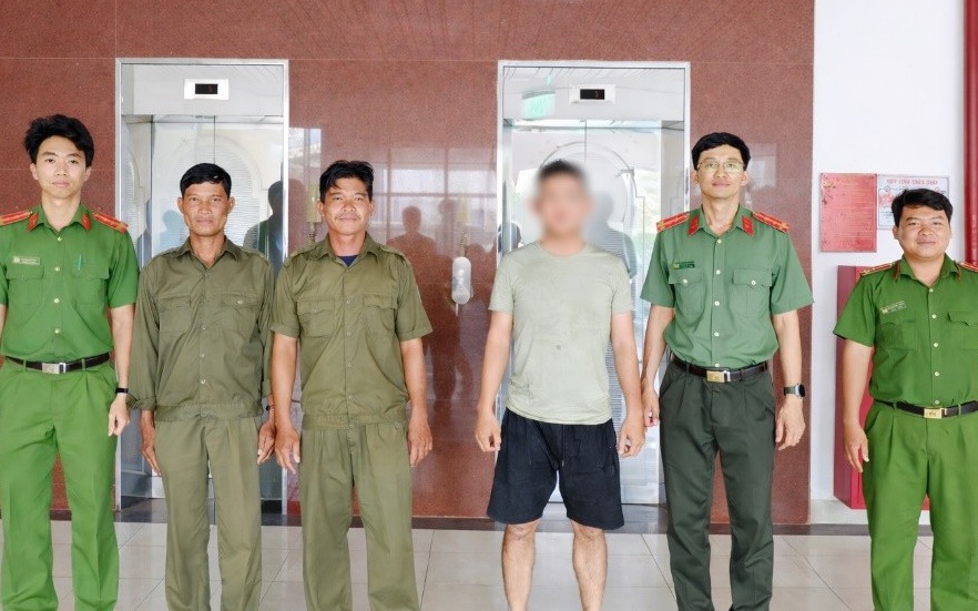 Bị 'gái xinh' dụ dỗ, người đàn ông suýt bị lừa sang Campuchia- Ảnh 2. Tin lời quảng cáo tìm "việc nhẹ lương cao", 5 người ở Lâm Đồng bị lừa sang Campuchia