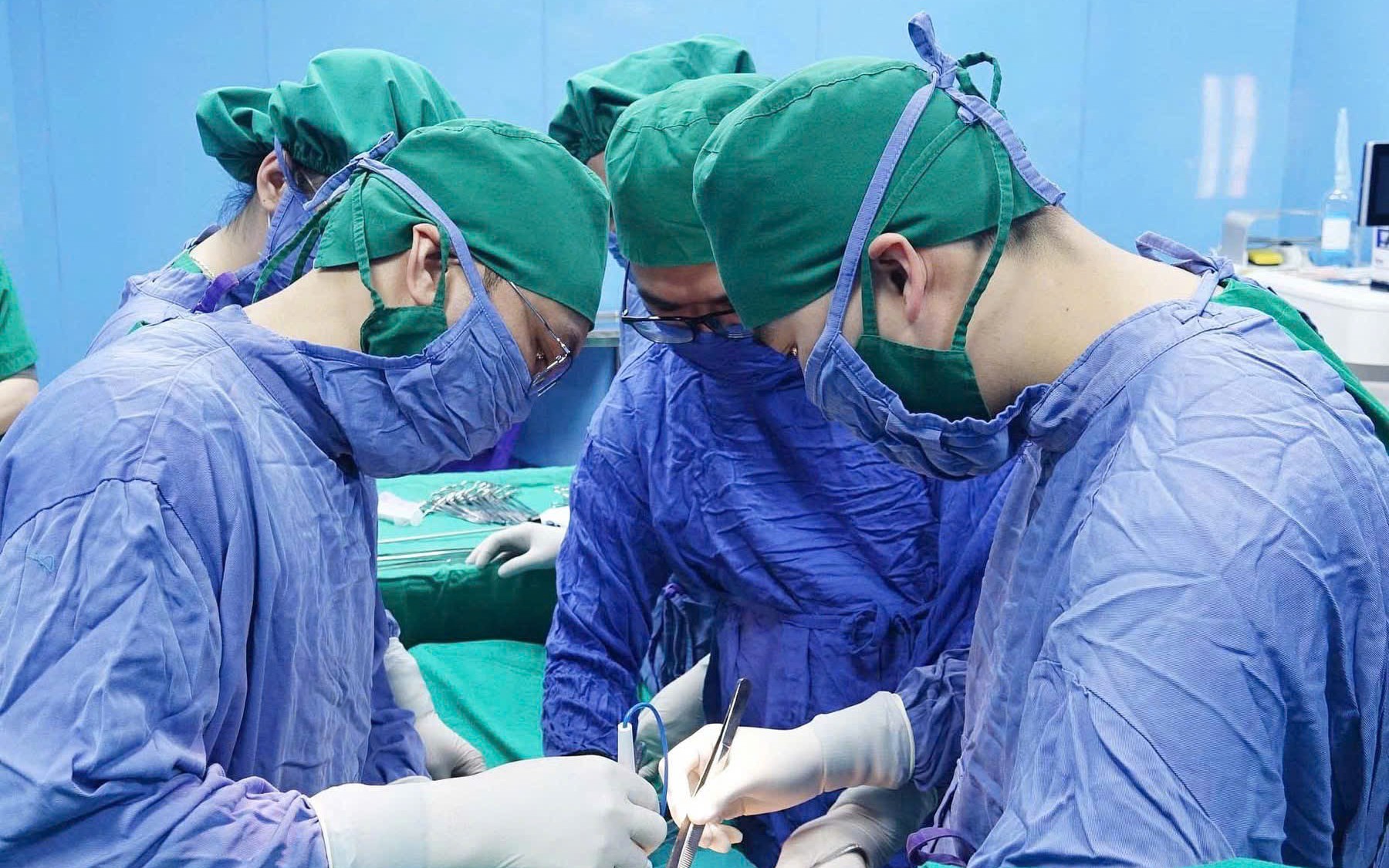 Phẫu thuật kịp thời hai ca thủng ruột do dị vật xương