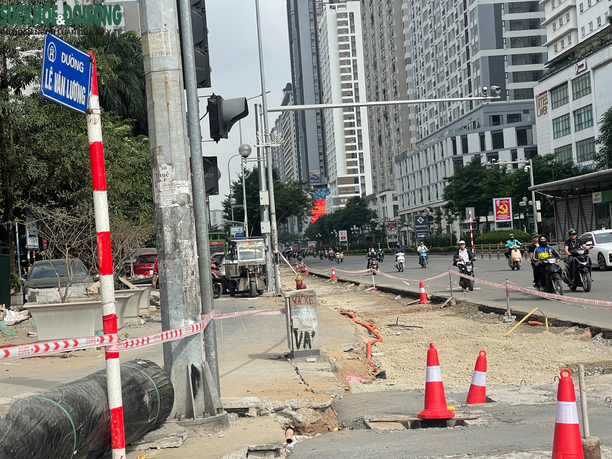 Hà Nội: Xén vỉa hè, di dời cây xanh mở rộng nút giao Lê Văn Lương - Hoàng Minh Giám- Ảnh 1.