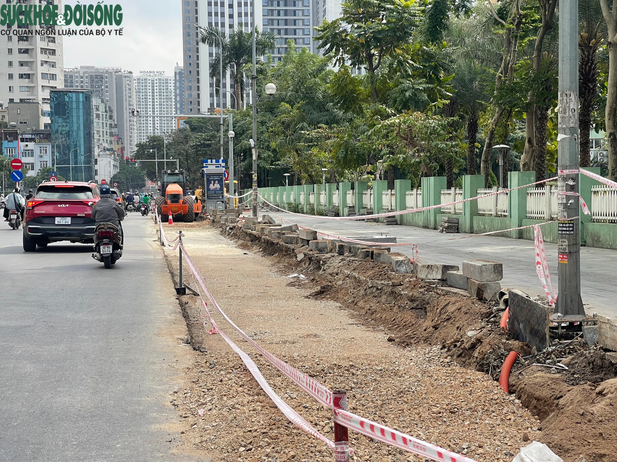 Hà Nội: Xén vỉa hè, di dời cây xanh mở rộng nút giao Lê Văn Lương - Hoàng Minh Giám- Ảnh 3.