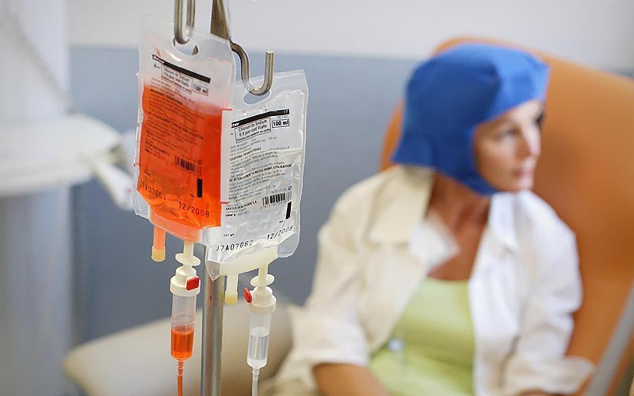 Vì sao người bệnh ung thư không nên uống vitamin C khi đang hóa trị? 1 hoa tri ung thu 176658538478539990459 121 0 921 1280 crop 17665853902391819696907