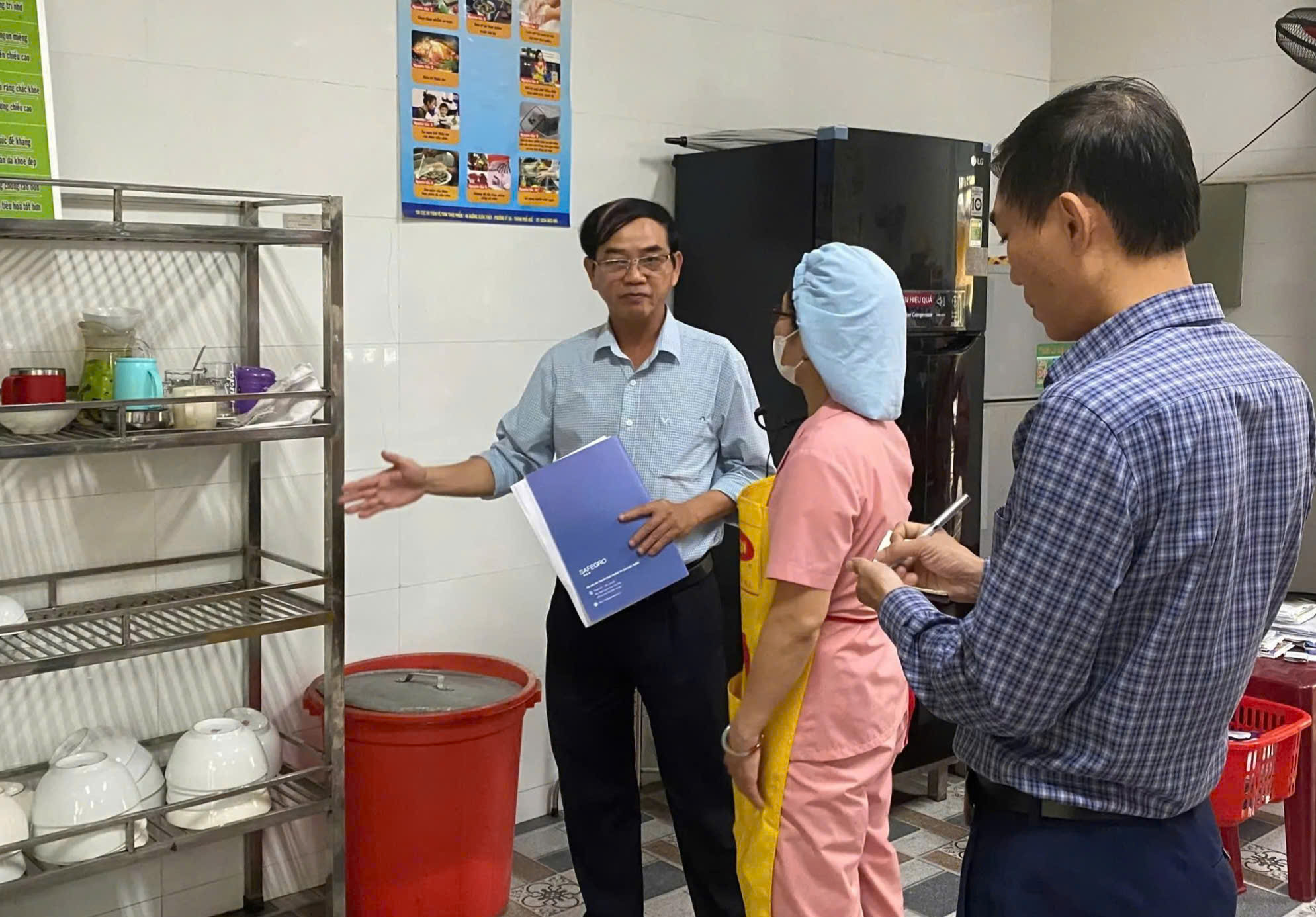 Huế xử phạt nhiều vụ vi phạm an toàn thực phẩm, giám sát chặt cơ sở chế biến, kinh doanh- Ảnh 2.