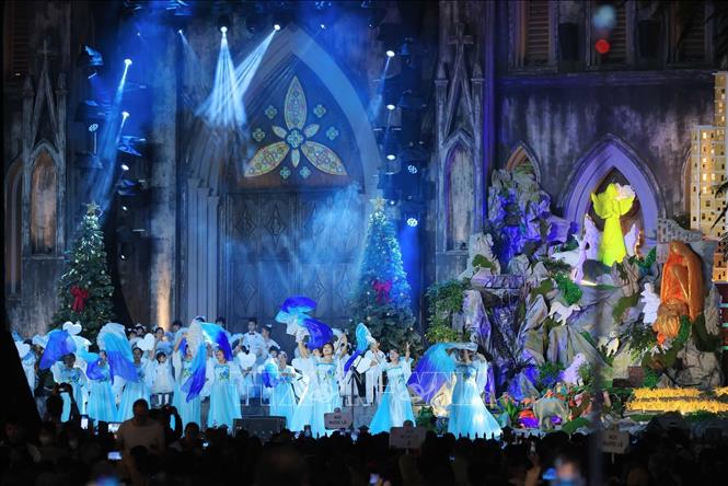 Hà Nội: Người dân đổ về các nhà thờ, khu vui chơi chờ đón đêm Giáng sinh năm 2025- Ảnh 7.