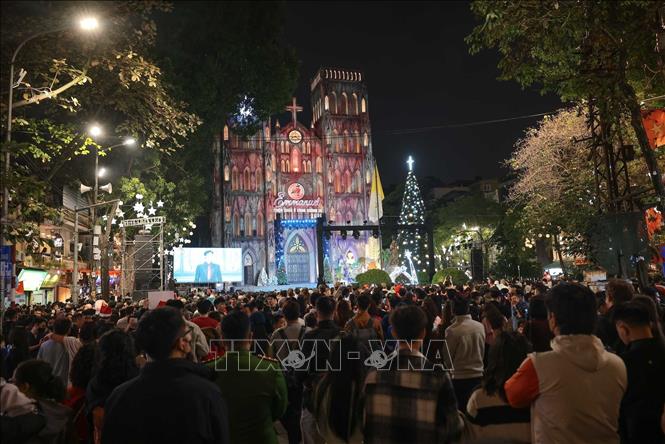 Hà Nội: Người dân đổ về các nhà thờ, khu vui chơi chờ đón đêm Giáng sinh năm 2025- Ảnh 1.