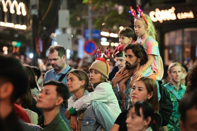 Hà Nội: Người dân đổ về các nhà thờ, khu vui chơi chờ đón đêm Giáng sinh năm 2025- Ảnh 8.