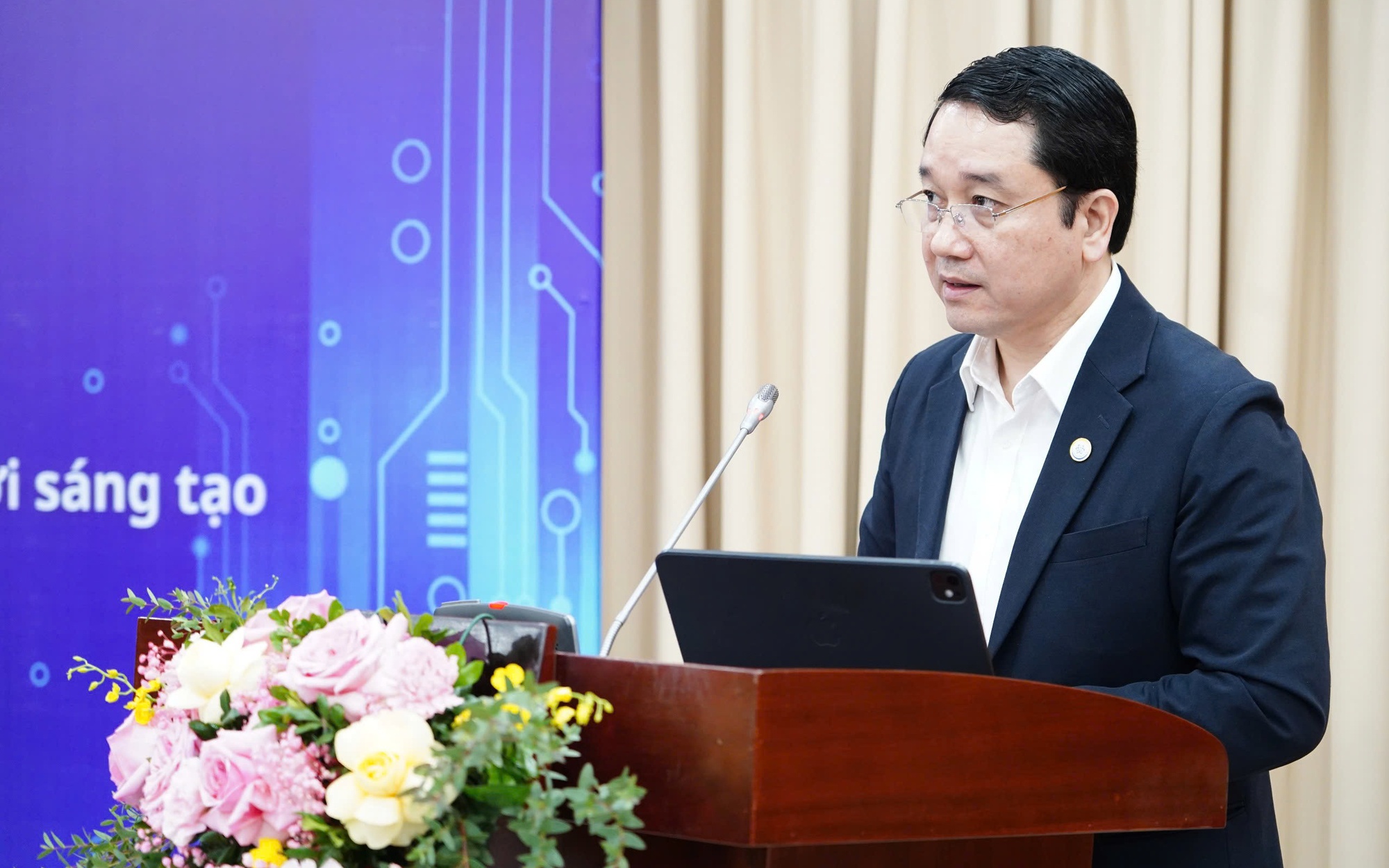 Bộ trưởng Bộ KH&CN Nguyễn Mạnh Hùng: 'Sáng tạo tại Việt Nam, làm ra tại Việt Nam – để dẫn dắt'- Ảnh 4. Bộ trưởng Bộ KH&CN Nguyễn Mạnh Hùng: 'Sáng tạo tại Việt Nam, làm ra tại Việt Nam – để dẫn dắt'- Ảnh 4.