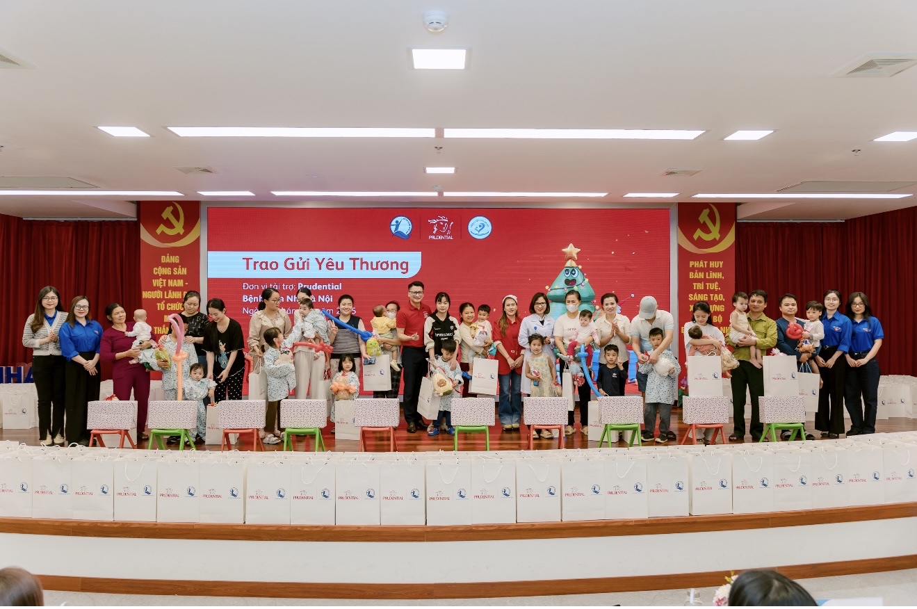 Trao tặng quà Giáng sinh ấm áp đến 2.600 bệnh nhi ở Hà Nội và TP HCM- Ảnh 1.