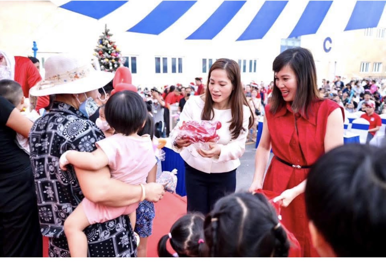 Trao tặng quà Giáng sinh ấm áp đến 2.600 bệnh nhi ở Hà Nội và TP HCM- Ảnh 2.