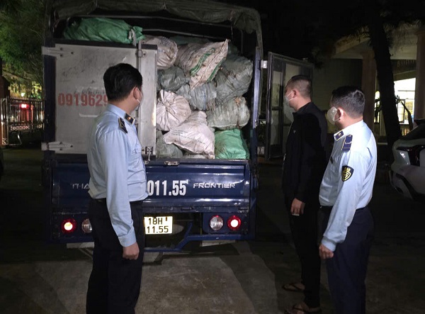 Xe tải chở hơn 3 tấn xương lợn bốc mùi bị chặn lại ở Ninh Bình- Ảnh 1.