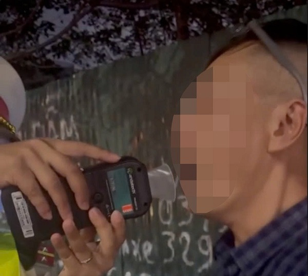 Tài xế Mercedes vi phạm nồng độ cồn gấp 2,8 lần mức kịch khung trong tối Noel- Ảnh 1.