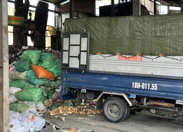 Xe tải chở hơn 3 tấn xương lợn bốc mùi bị chặn lại ở Ninh Bình- Ảnh 2.