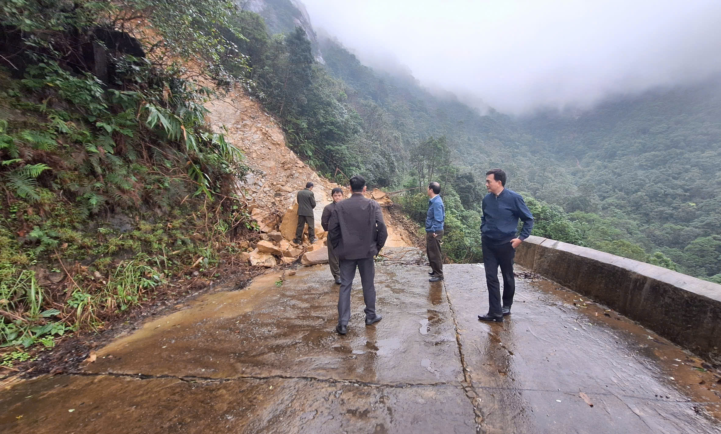 Đường lên đỉnh Bạch Mã bị sạt lở 'xé đôi', công tác bảo vệ rừng gặp khó- Ảnh 2.