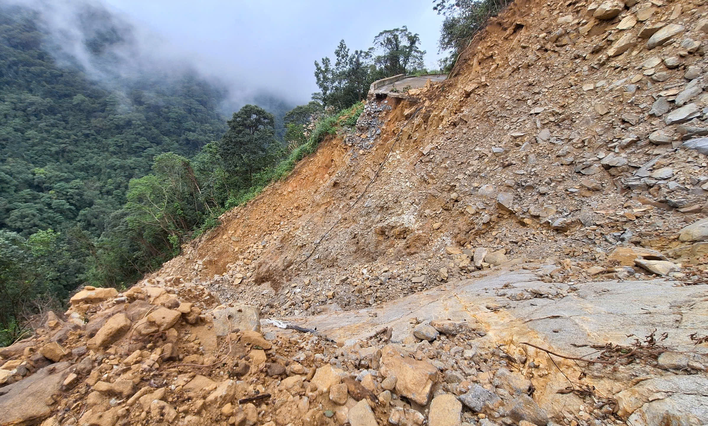 Đường lên đỉnh Bạch Mã bị sạt lở 'xé đôi', công tác bảo vệ rừng gặp khó- Ảnh 1.