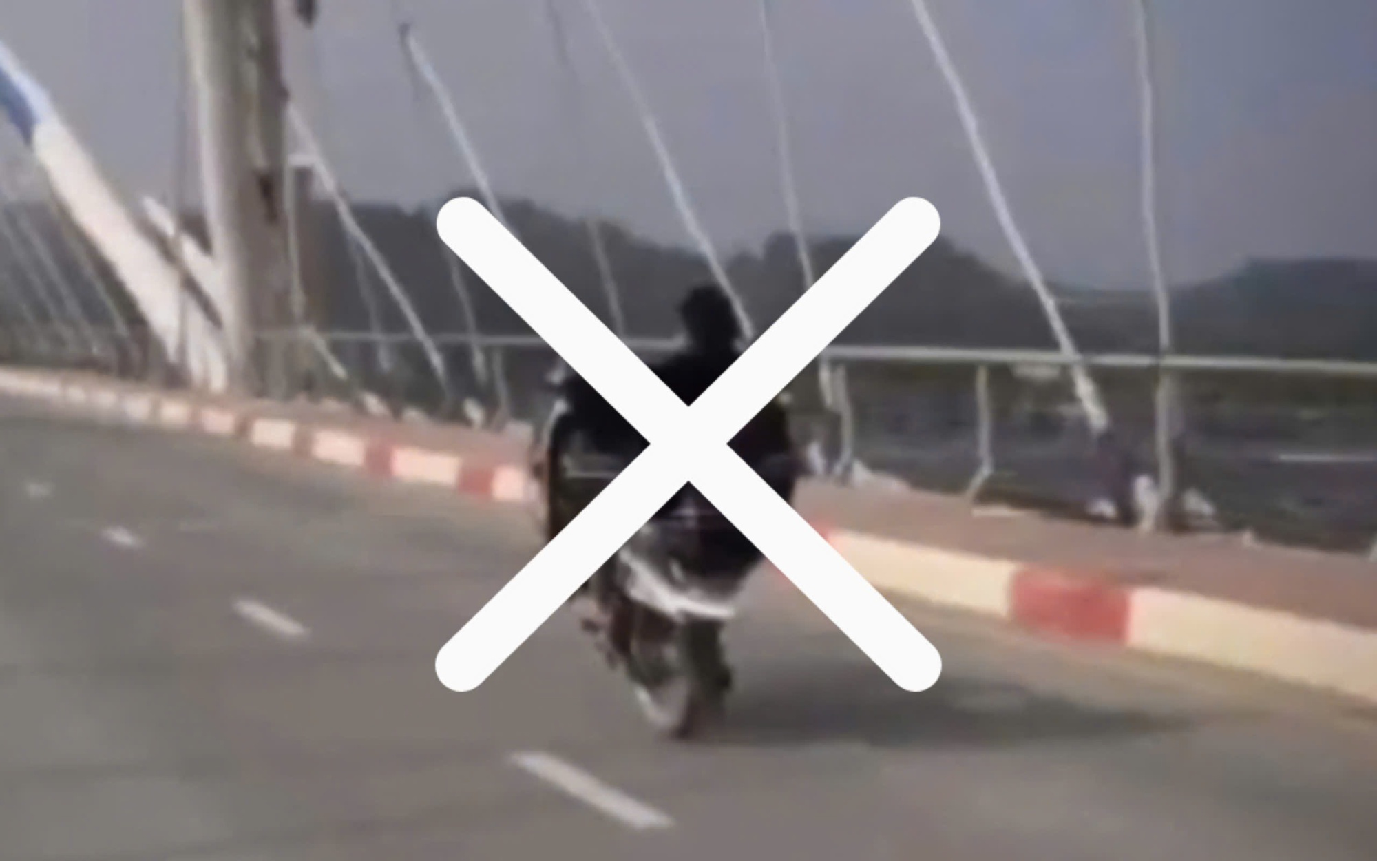 Chui qua lỗ thông gió vào cửa hàng, 2 thanh niên trộm 11 điện thoại và 5 đồng hồ- Ảnh 2.