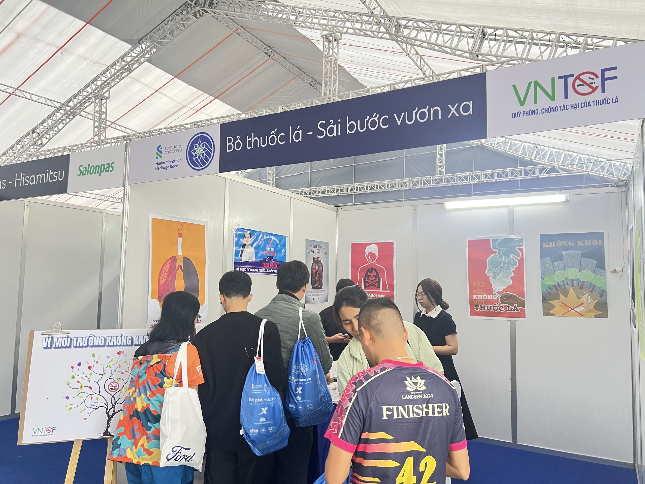 Gửi gắm mong ước về môi trường không khói thuốc tại gian hàng 'Di sản Không khói thuốc'- Ảnh 1.