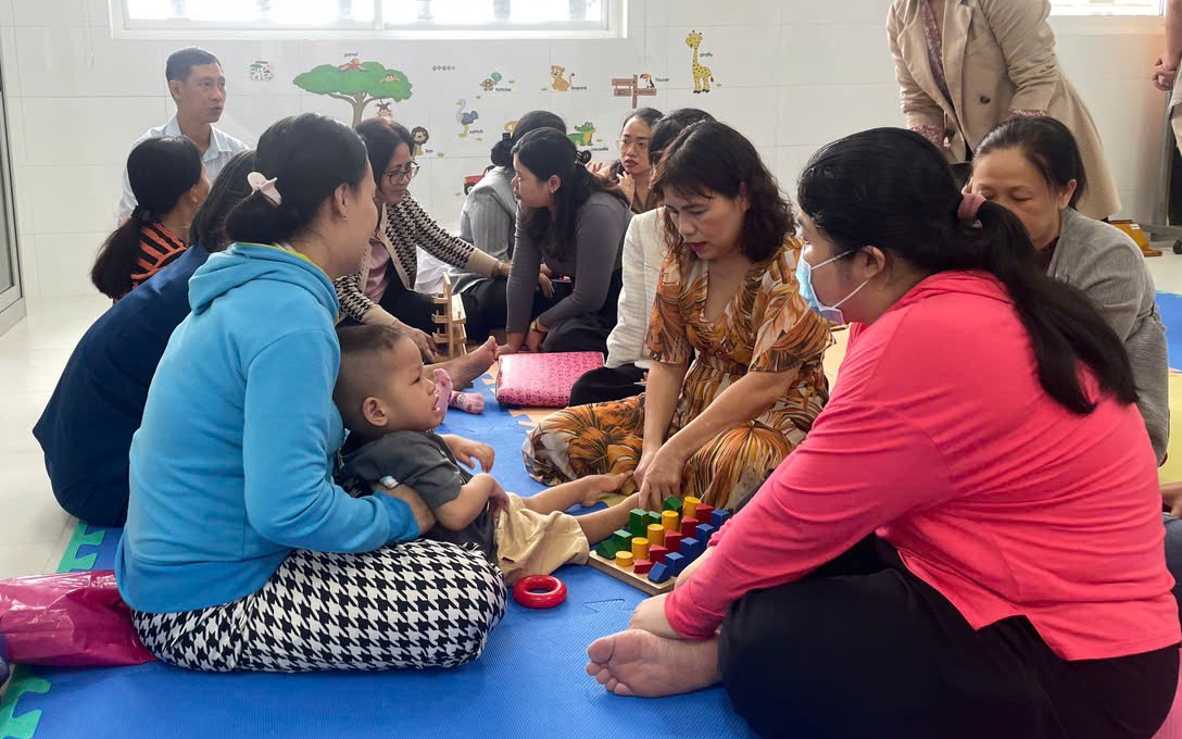 TPHCM: Nhiều đơn vị cam kết hỗ trợ thiết thực cho Trung tâm chăm sóc trẻ khuyết tật- Ảnh 4. Can thiệp sớm cho trẻ khuyết tật: Chạy đua với "giai đoạn vàng" để thay đổi số phận