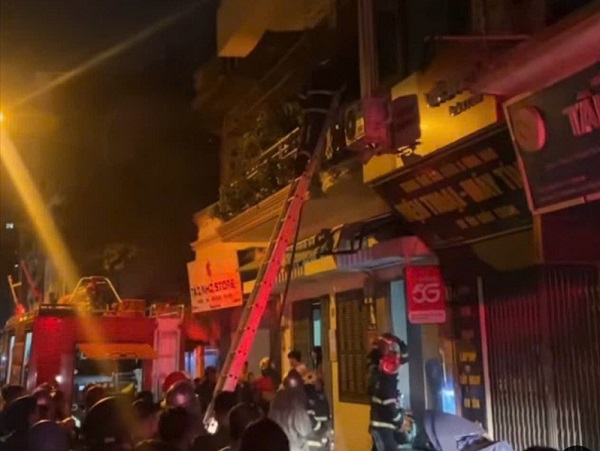 Hà Nội: Giải cứu người kẹt trong căn nhà 4 tầng bị cháy trong đêm- Ảnh 1.