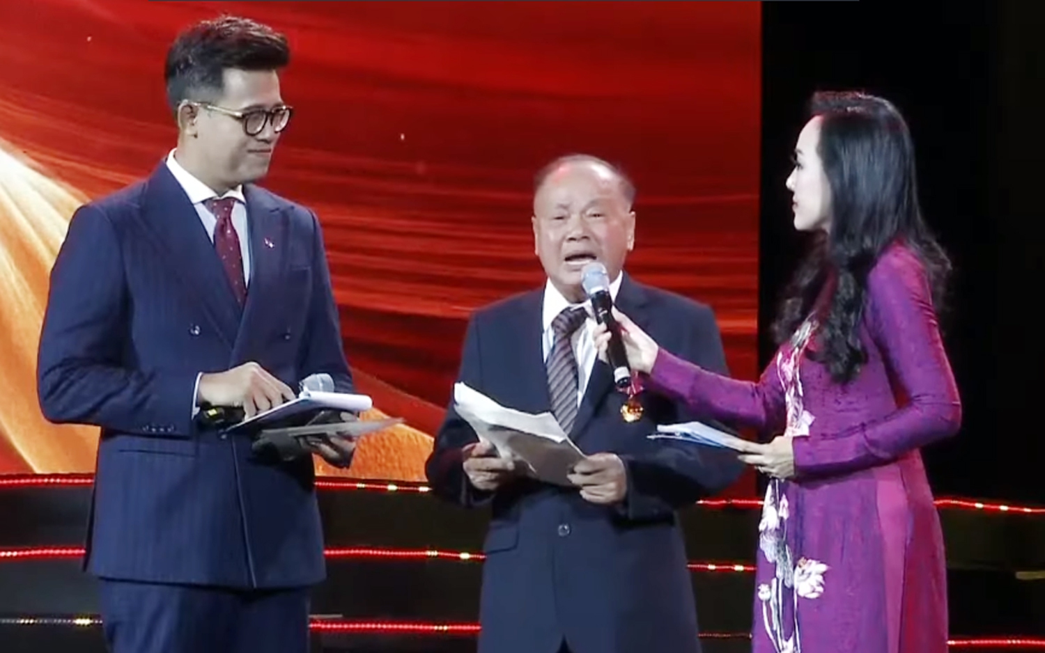 Câu chuyện lay động của trưởng công an xã bơi 2km trong đêm lũ dữ, góp phần cứu sống gần 500 người- Ảnh 3.