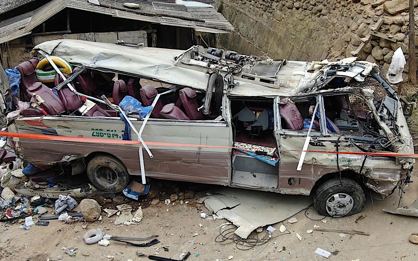 Xe cẩu 'chui' không lọt cầu vượt Thái Hà, húc đổ thanh hạn chế chiều cao, xe máy bị vạ lây- Ảnh 1.