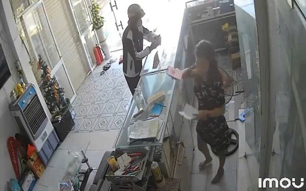 Khởi tố nam sinh lớp 12 dùng dao đe dọa, cướp điện thoại của bạn- Ảnh 2. Khởi tố nam sinh lớp 12 dùng dao đe dọa, cướp điện thoại của bạn- Ảnh 2.