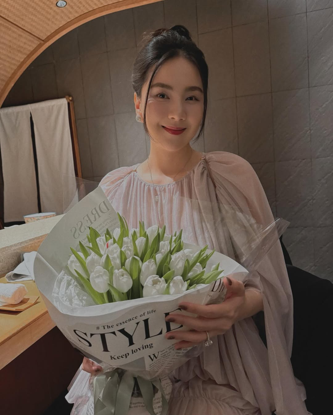 MC Mai Ngọc ngọt ngào bên ông xã kỷ niệm 1 năm ngày cưới- Ảnh 2. MC Mai Ngọc ngọt ngào bên ông xã kỷ niệm 1 năm ngày cưới- Ảnh 2.