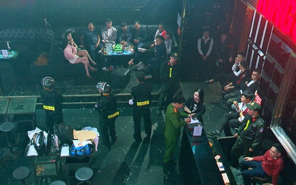 Phát hiện tài xế dương tính ma túy, tàng trữ pháo và hung khí- Ảnh 3. Nửa đêm đột kích 2 quán bar, phát hiện hàng chục đối tượng dương tính ma túy