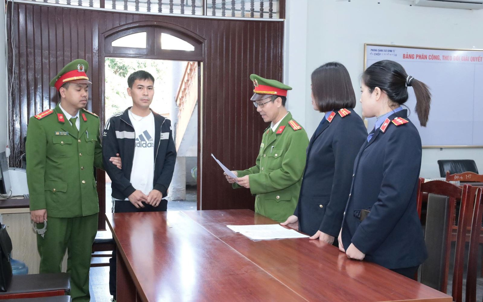 Bất ngờ phát hiện gần 2.000 sản phẩm giả mạo nhãn hiệu trong 3 kho hàng vùng biên- Ảnh 3.