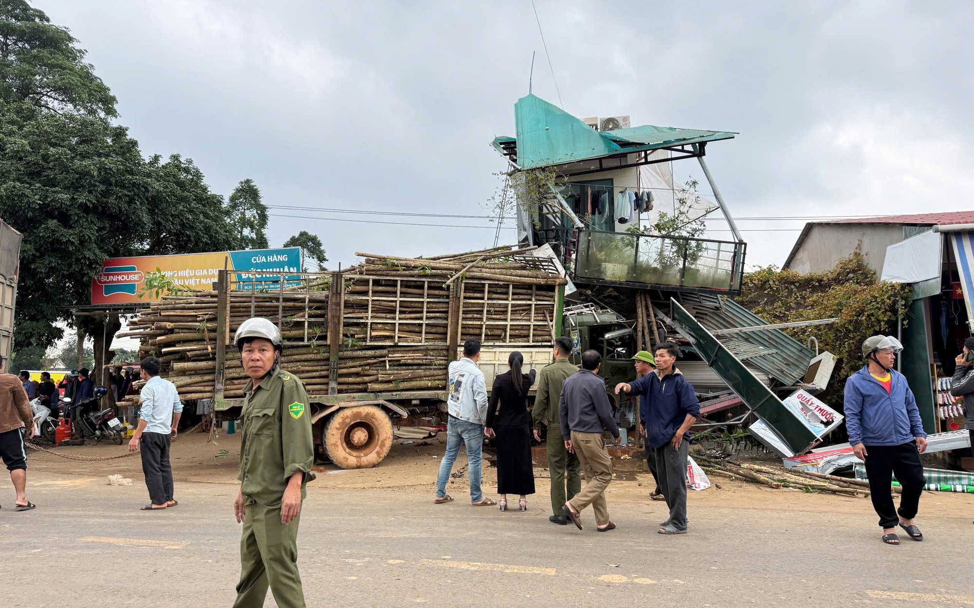 Xe tải va chạm với xe máy, 5 người thương vong