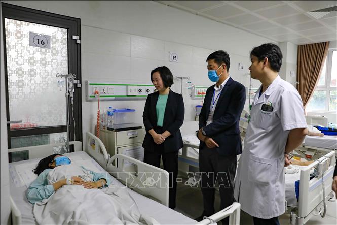 Thăm hỏi, động viên các nạn nhân trong vụ tai nạn đặc biệt nghiêm trọng tại Lào Cai- Ảnh 1. Thăm hỏi, động viên các nạn nhân trong vụ tai nạn đặc biệt nghiêm trọng tại Lào Cai- Ảnh 1.