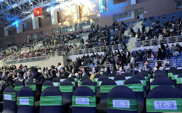 Sở Văn hóa và Thể thao Hà Nội làm rõ vụ 'bể' show diễn 'Về đây bốn cánh chim trời'- Ảnh 2. Đêm nhạc "Về đây bốn cánh chim trời" hủy giờ chót, nghệ sỹ, khán giả bức xúc