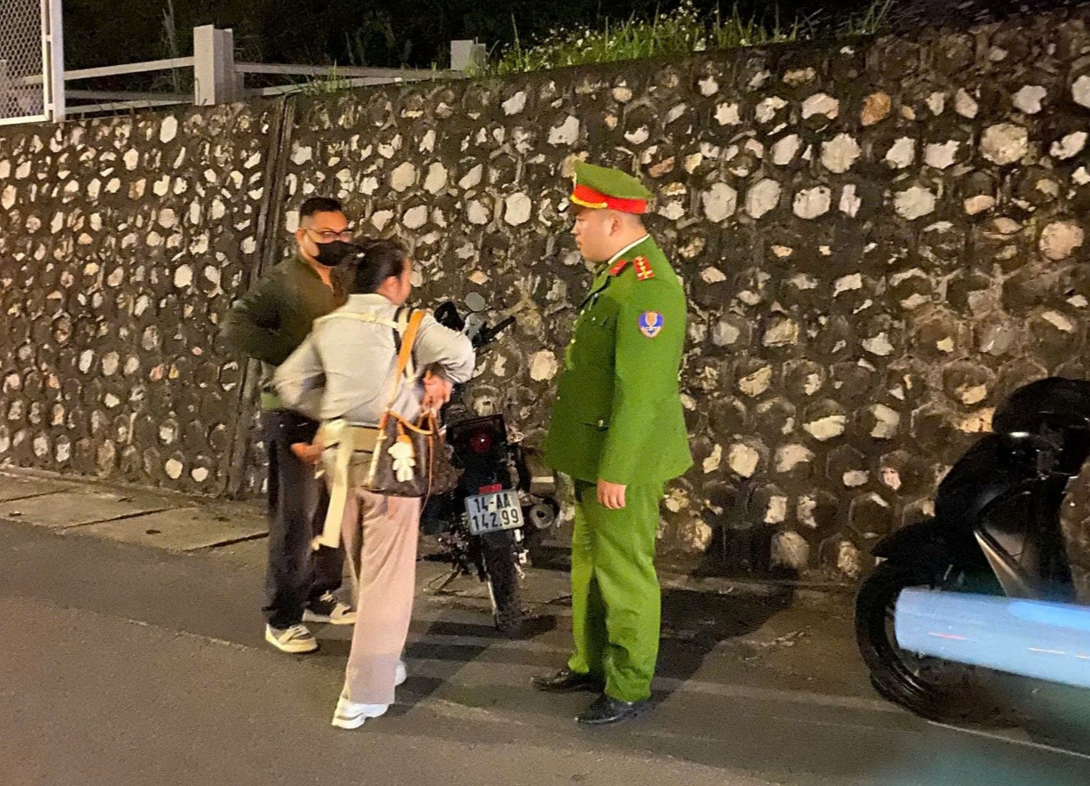 Bế tắc trong cuộc sống, người mẹ trẻ ôm con nhỏ định nhảy cầu Bãi Cháy trong đêm- Ảnh 1.